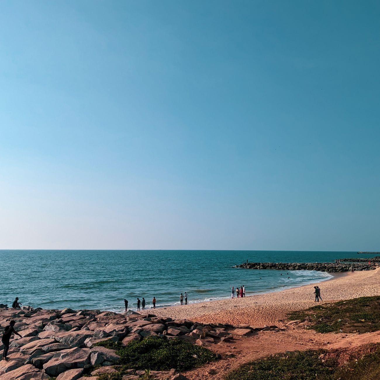 Spacerowicze na spokojnej, piaszczystej plaży w Sztutowie latem