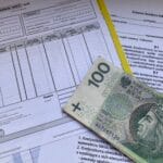 Jakie dokumenty zabrać na obóz krajowy, a jakie na wyjazd zagraniczny? Banknot 100 złotych na dokumentach finansowych i