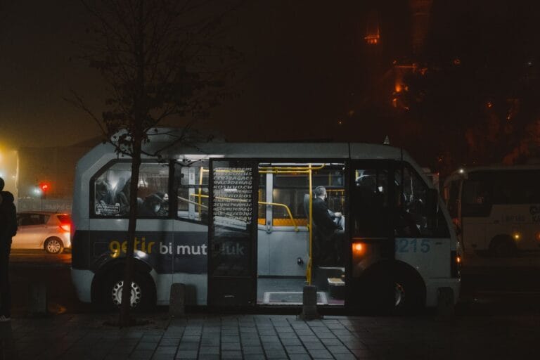 Autobus miejski nocą na ulicy w Stambule